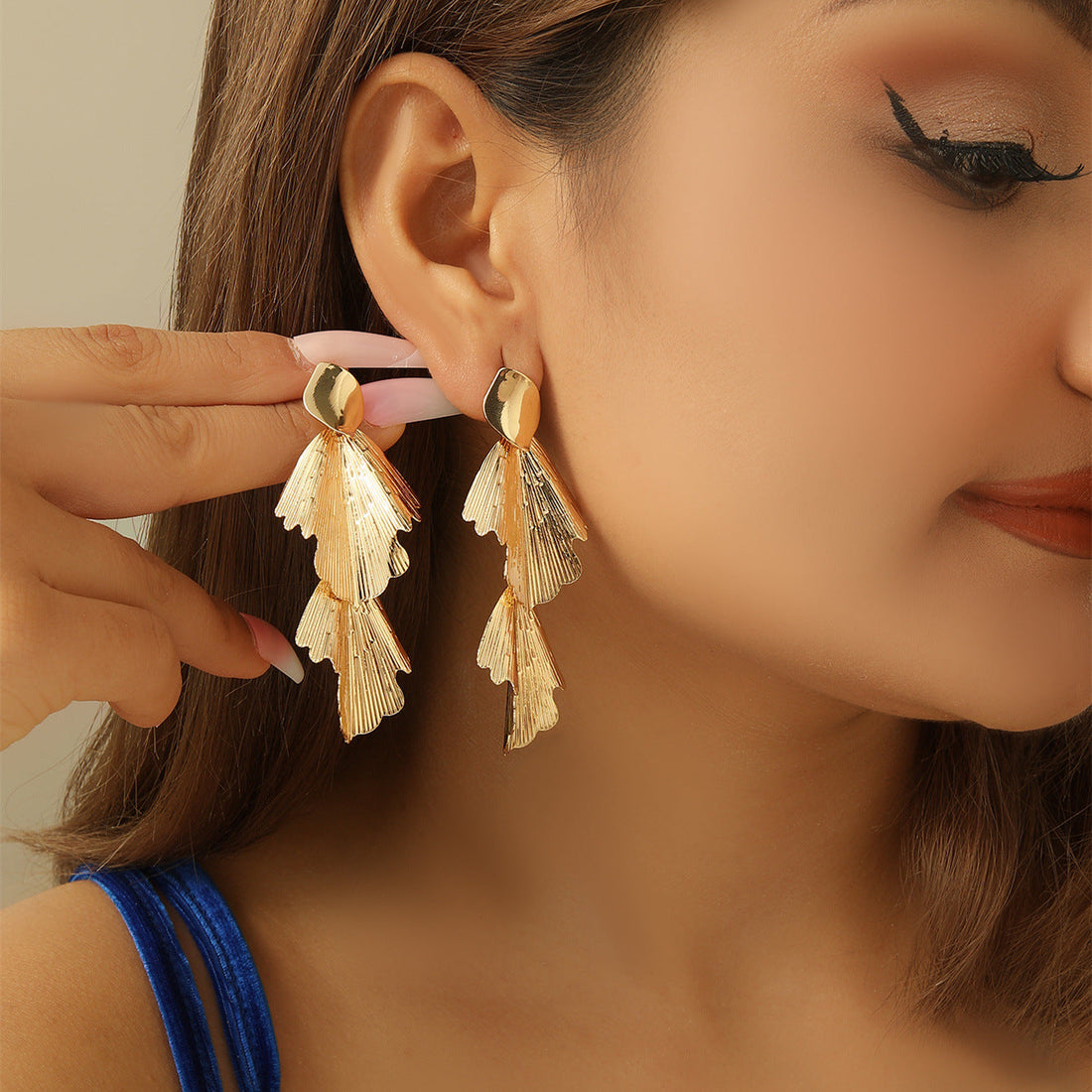 Woman wearing minimalist gold hoop earrings — best everyday earrings 2026