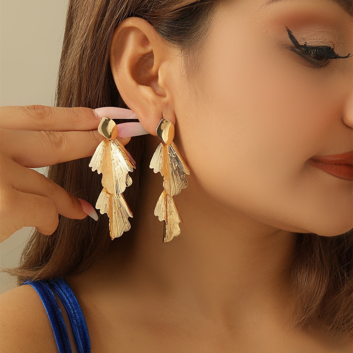 Woman wearing minimalist gold hoop earrings — best everyday earrings 2026
