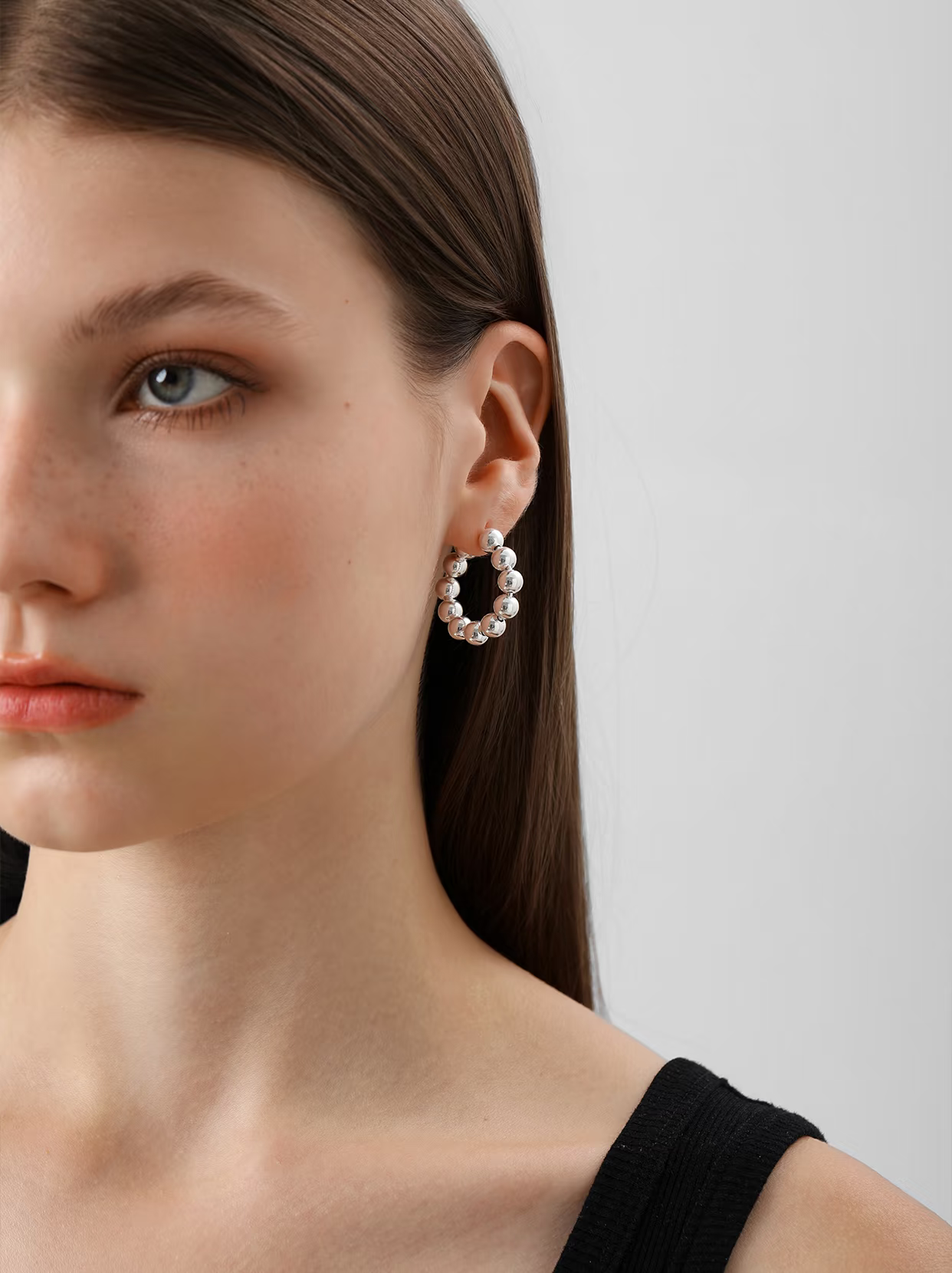 AEVUM 2026 jewelry trends – minimalist studs and tarnish-proof hoops for sensitive ears, from New York to Mexico City