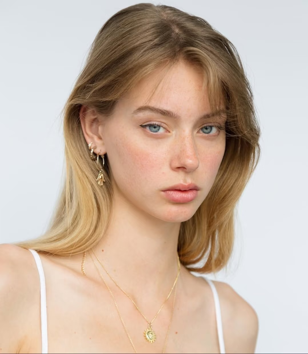 AEVUM 4-prong zircon stud earrings in surgical-grade stainless steel — minimalist, hypoallergenic, and tarnish-proof for everyday wear