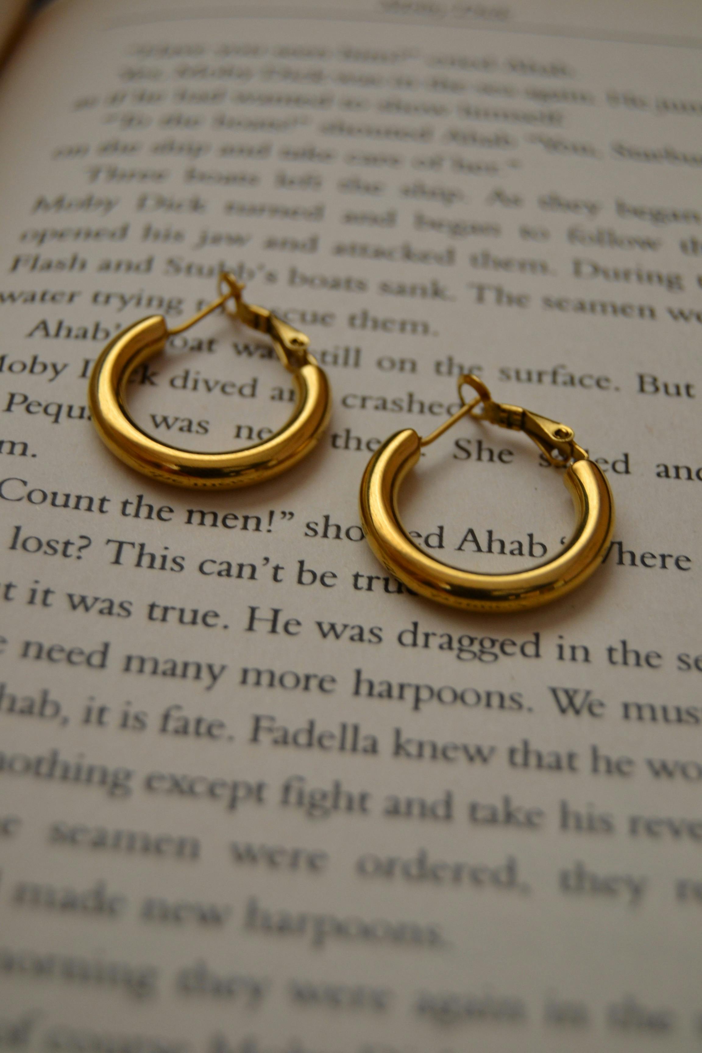 San Francisco everyday earrings guide 2026 — Bay Area minimalist jewelry by AEVUM