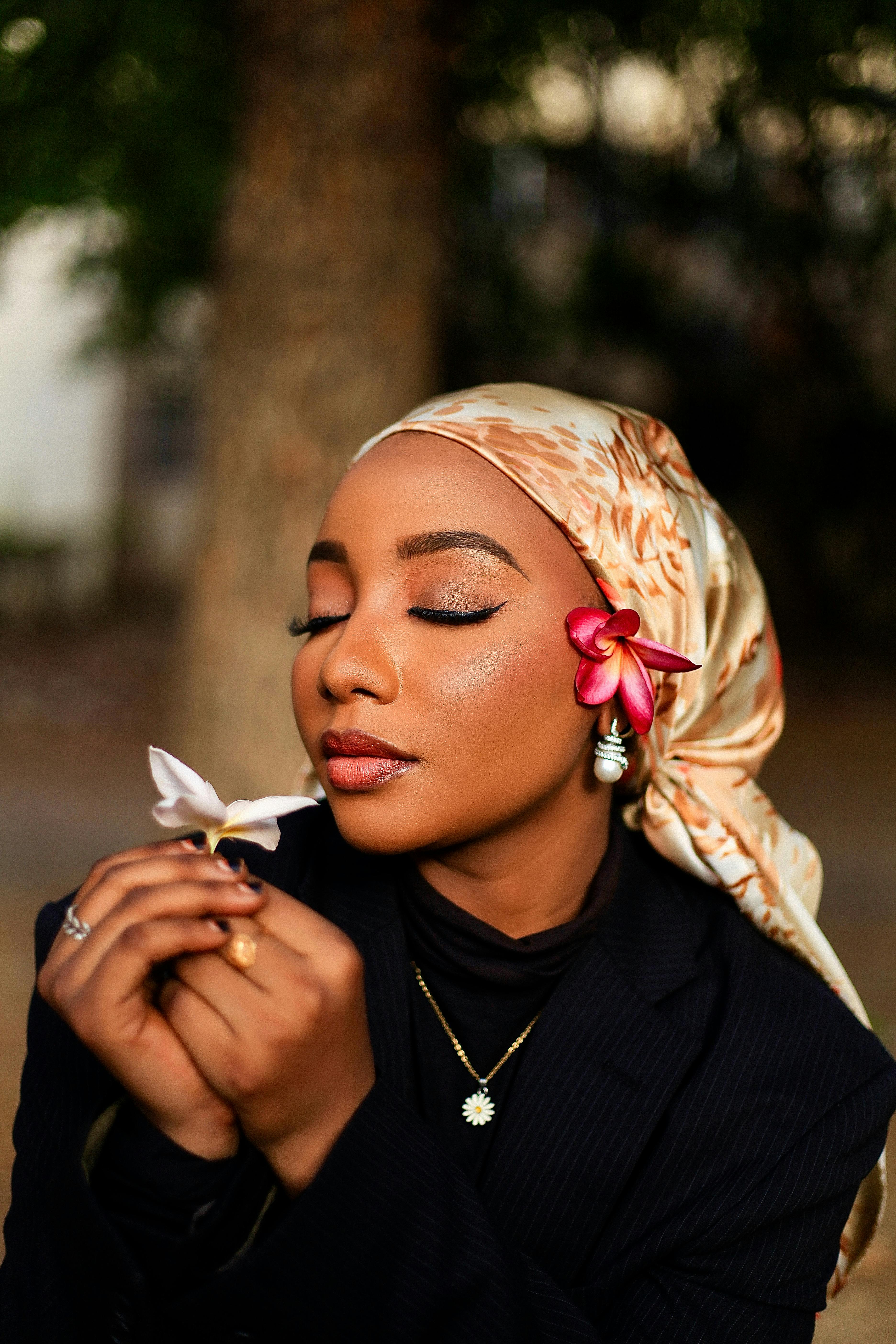 How to choose earrings for your face shape — 2026 style guide featuring minimalist studs, hoops and drop earrings by AEVUM