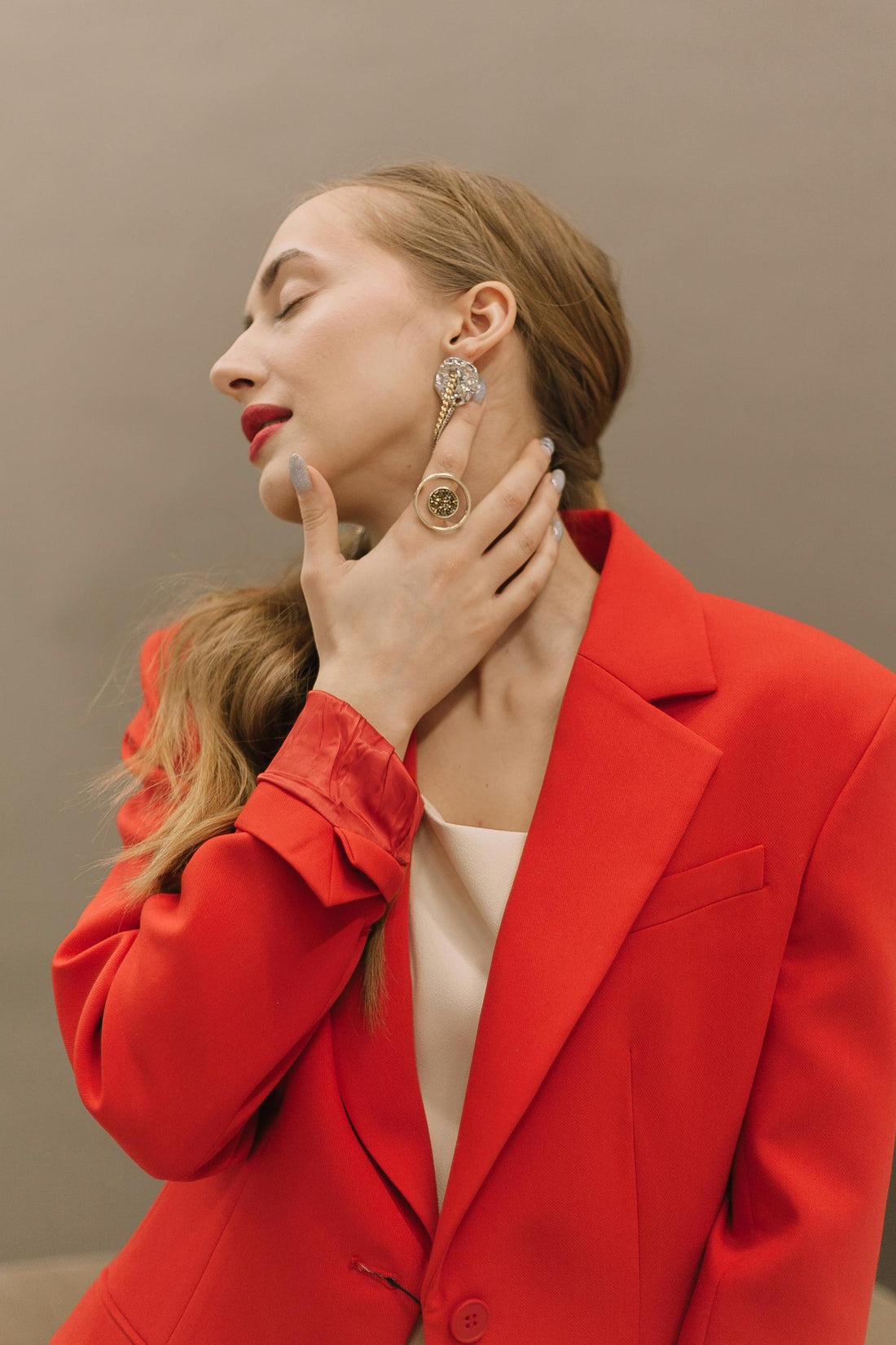 clean girl aesthetic minimalist earrings gold hoops 2026 jewelry trends